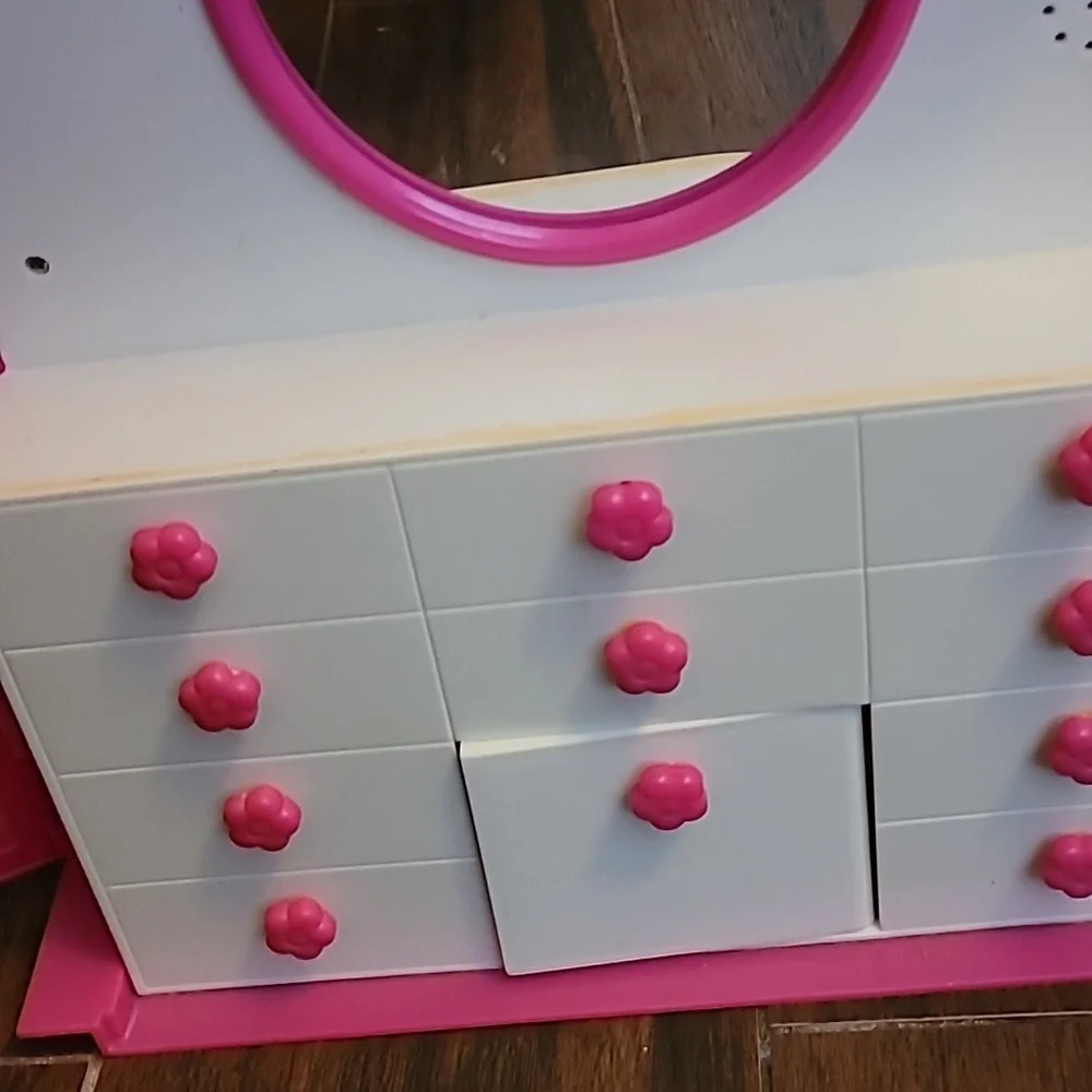 Barbie Vintage Vanity Closet - Picture 9 of 13